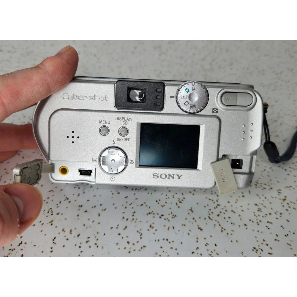 Sony Cyber-shot DSC-P71 3.2MP 3x Zoom Digital Camera w/ Case Tested & Works Lot